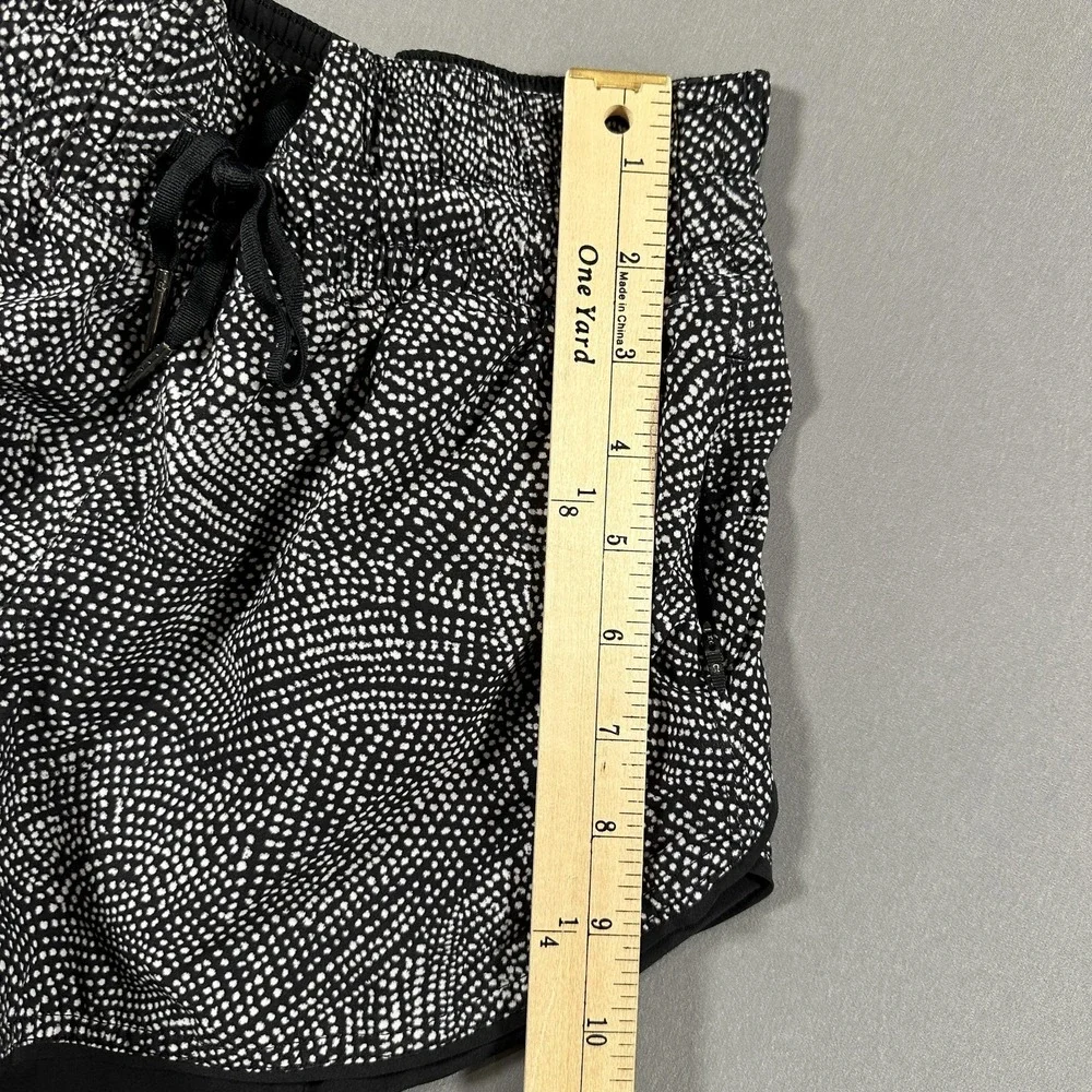 Lululemon Shorts Womens 2 Black Polka Dot 2.5 Inseam Running Zip Pocket Athletic